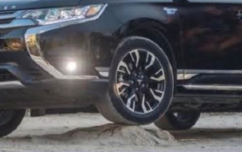 Illustration for article titled Mitsubishi Instagram Ad Shows The Outlander DOMINATING At Least Three Inches Of Rock